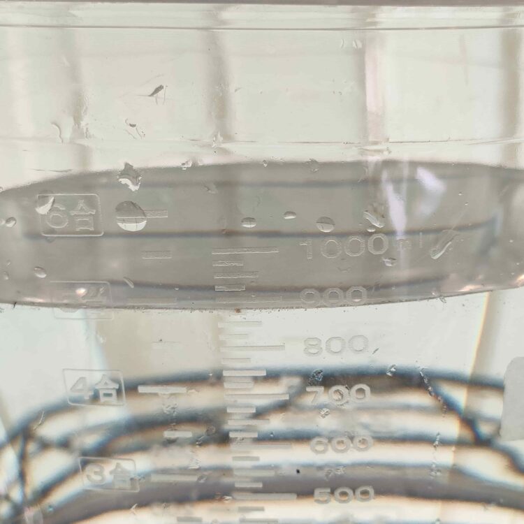 腰水後、1000mlの水が900mlに減少した様子